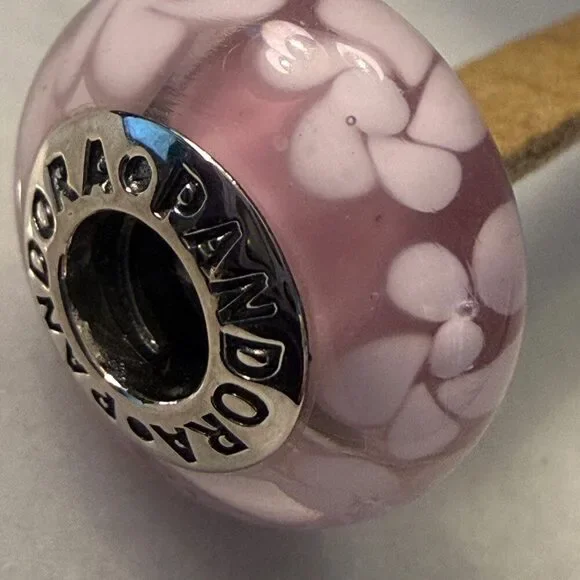 Authentic Pandora Retired White Pedal Floral Murano Glass Charm - Picture 2 of 5